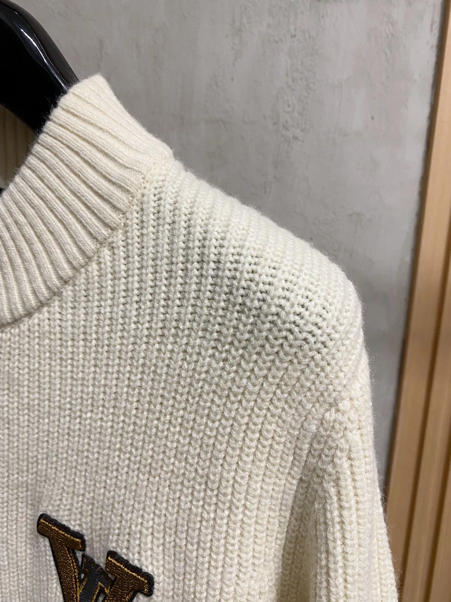 🅿️560 【LV Louis Vuitton】Autumn and winter classic cardigan sweater, in full condition! ! ! Wool blended fabric, the latest model in 2025, golden ratio! ! Slim-fitting soft gold, versatile and practical item, the combination and practicality are extremely powerful, simple and elegant, and classy! To create your own style, it is highly recommended to buy it in two colors. The standard slim fit tailoring process is suitable for both young and old men. It is knitted from wool and will not cause any discomfort! While keeping warm, it is stylish, textured and wearable, and the classic logo with contrasting colors on the chest feels in place! ! Recommended for regular customers! ! Size M-3XL (maximum wear: 190 pounds)
